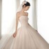02eac361-2740-4cbf-9de2-ed5b40f046c2.jpg A Strapless Dress With A Big Train