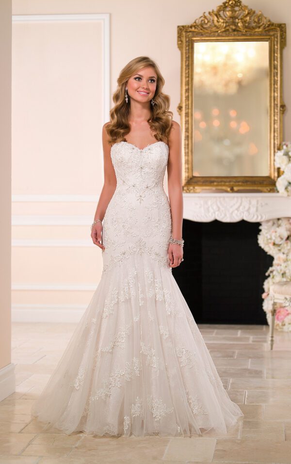 1684945066526.jpg Trailing wedding dress tube top lace wedding dress