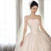 23270eac-3dc1-4986-b16f-0acd3572e9dd.jpg A Strapless Dress With A Big Train