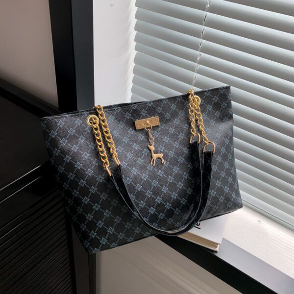 2c785d1f-b14b-43dc-a04b-12fdf6f9bb1f.jpg Retro Commuter Texture Chain Shoulder Bag For Women Spring