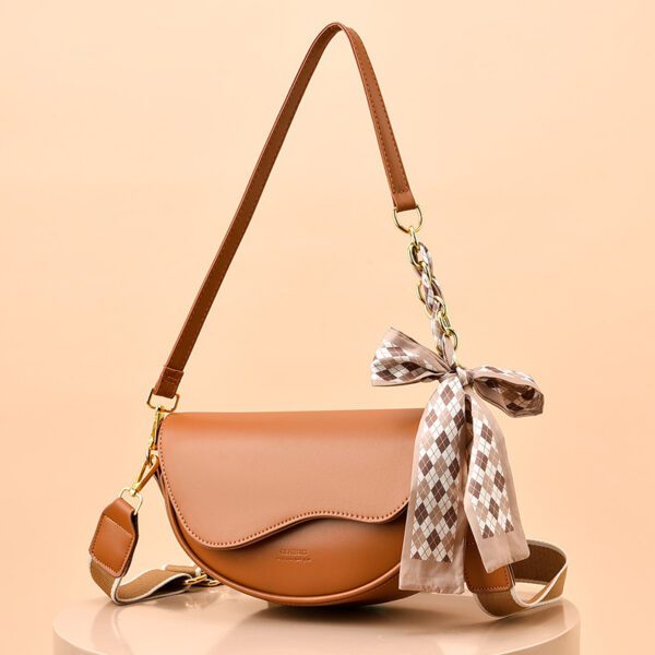 3518c3b6-bdff-4a0c-a07f-3f04b891c37f.jpg Special Interest Light Luxury Fall Winter Fashion Underarm Saddle Bag