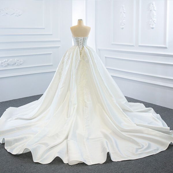 6ab3c800-831f-41f4-aed4-adbd563cc01a.jpg The Wedding Dress Wears Two Fishtail Tail Tube Tops, The Temperament Is Thin And Dreamy