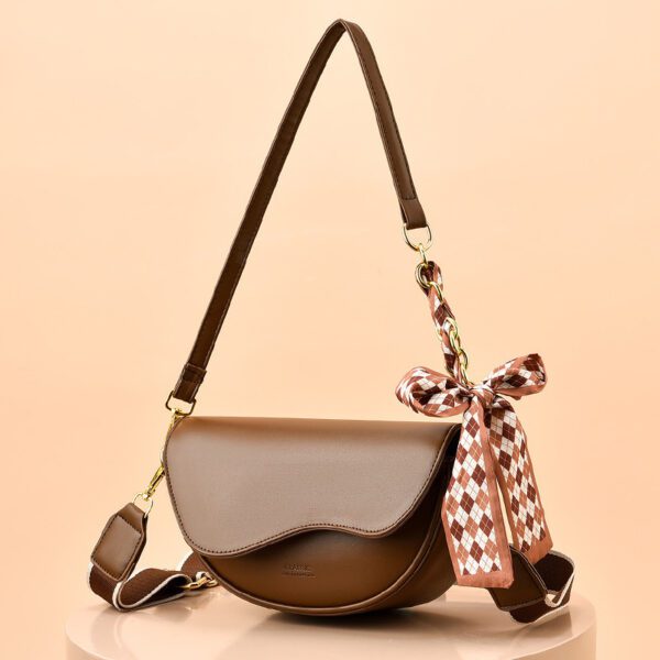 6d5608ea-c699-482f-9796-e8f4cc6460b6.jpg Special Interest Light Luxury Fall Winter Fashion Underarm Saddle Bag