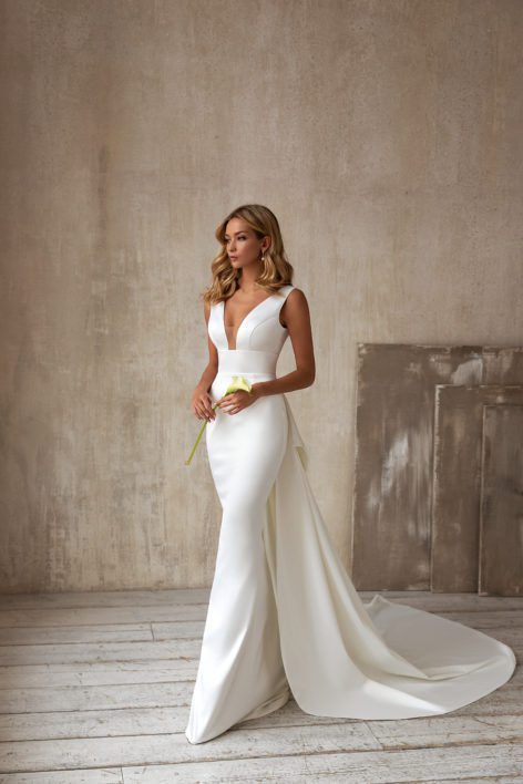 a1b9a311-72e6-4350-879a-2e216991baa6.jpg Sexy V-Neck Sleeveless Tail Wedding Dress Long Dress