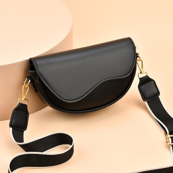 fc5fee39-cf24-49af-8879-3e3aa82570b2.jpg Special Interest Light Luxury Fall Winter Fashion Underarm Saddle Bag